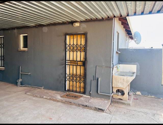 12 BEDROOM HOUSE FOR SALE IN PROTEA GLEN